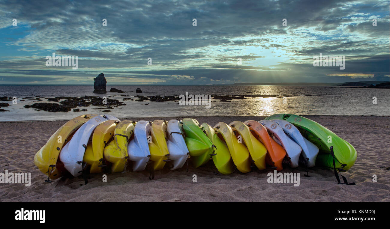 Kajaks auf thurlestone Beach, South Devon, Großbritannien Stockfoto