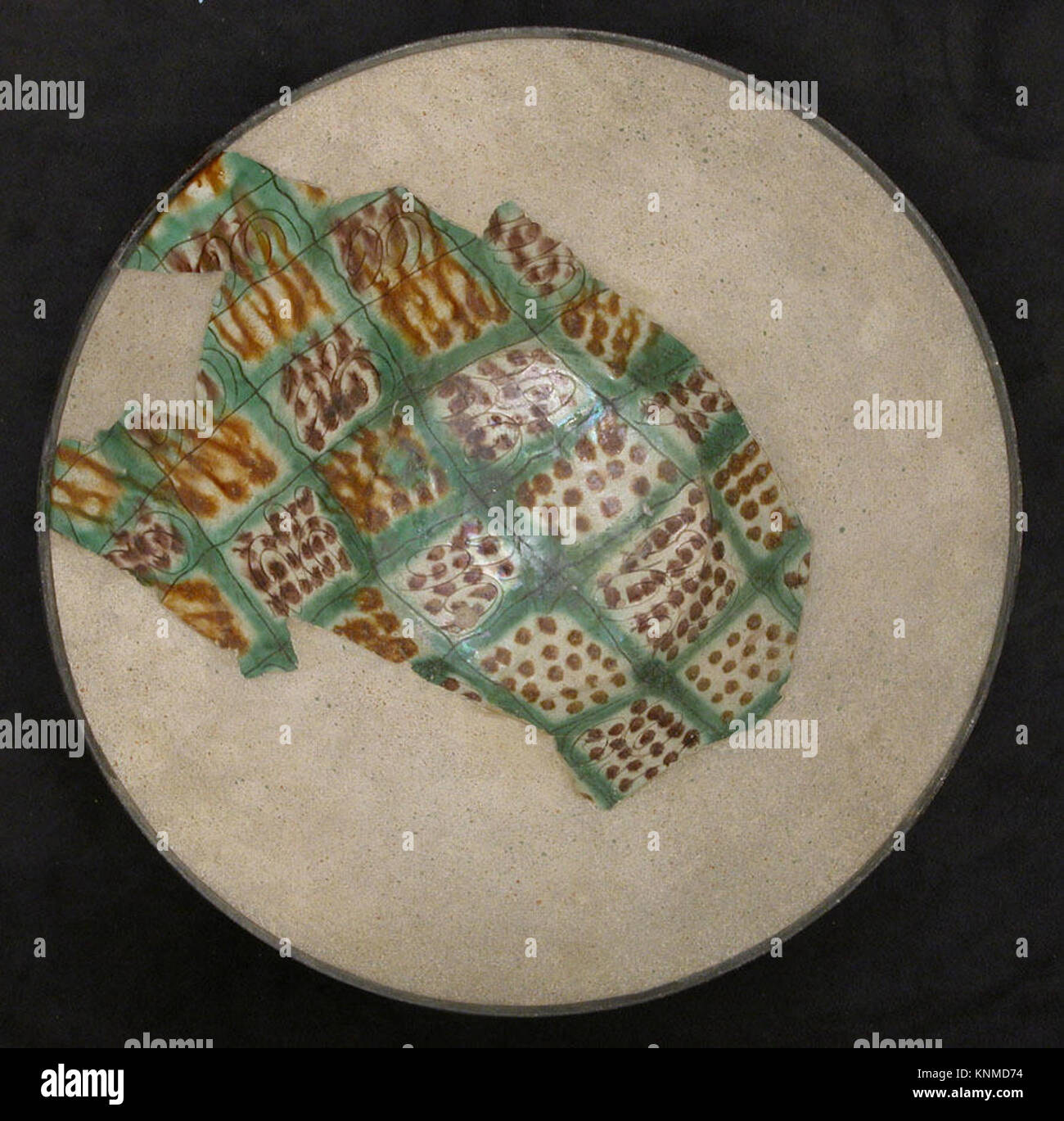 Bowl, Ende des 8. Bis Anfang des 9. Jahrhunderts, ausgegraben im Iran, Nishapur. Im Iran, Nishapur, Medium: Steingut; geschnitten und mit Polychromdekoration unter grüner Glasur überzogen Stockfoto