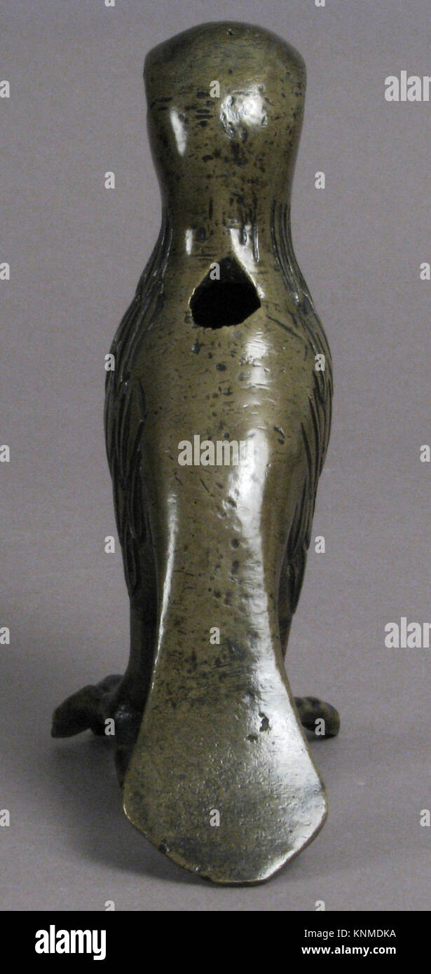 Eine aus dem 15. Jahrhundert stammende südholländische Vogelskulptur aus Kupferlegierung, die die künstlerischen und metallurgischen Praktiken der damaligen Zeit widerspiegelt. Stockfoto