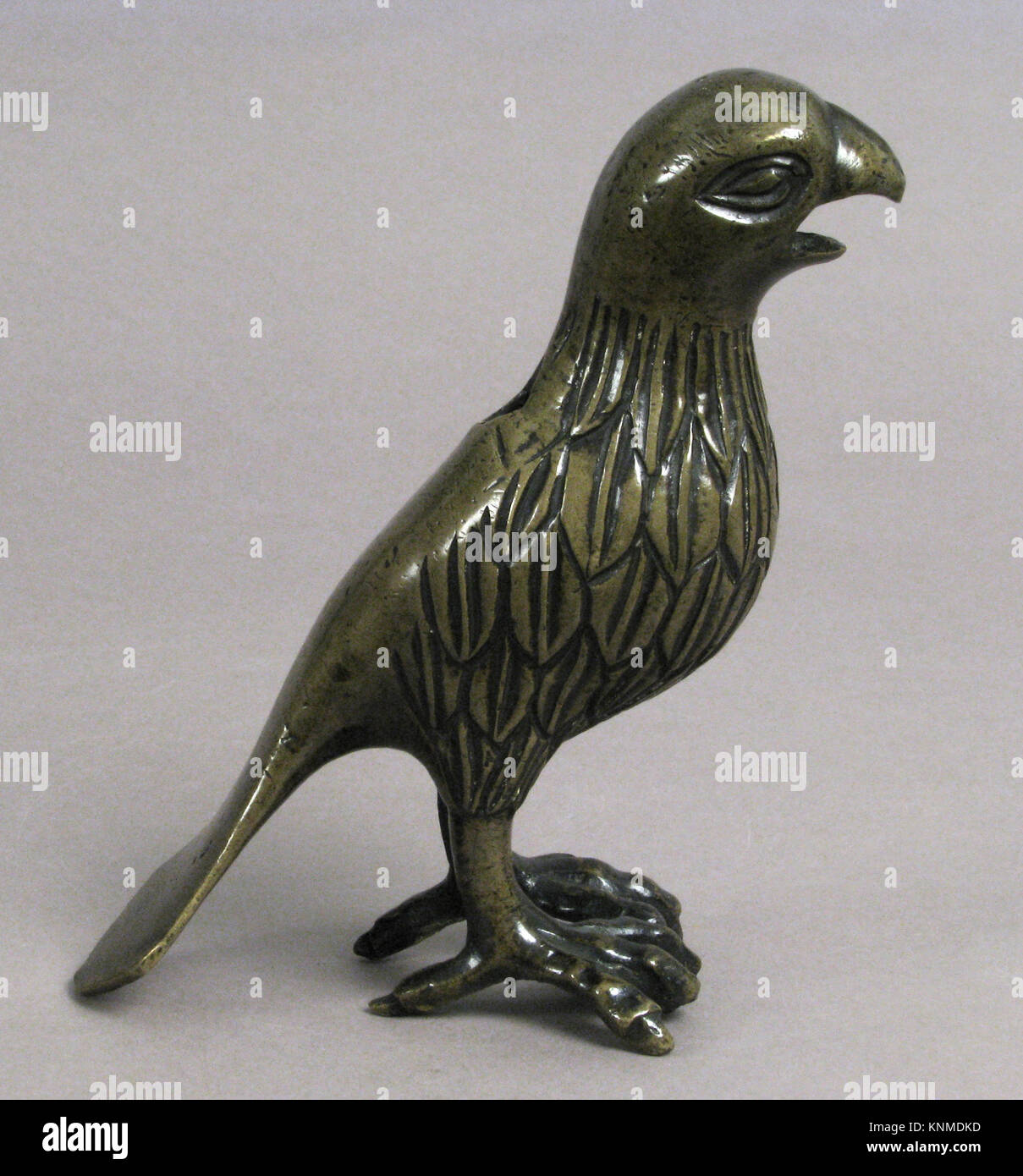 Eine Vogelskulptur aus südniederländischen Kupferlegierungen aus dem 15. Jahrhundert, die zeitspezifische künstlerische und metallverarbeitende Fertigkeiten repräsentiert. Stockfoto