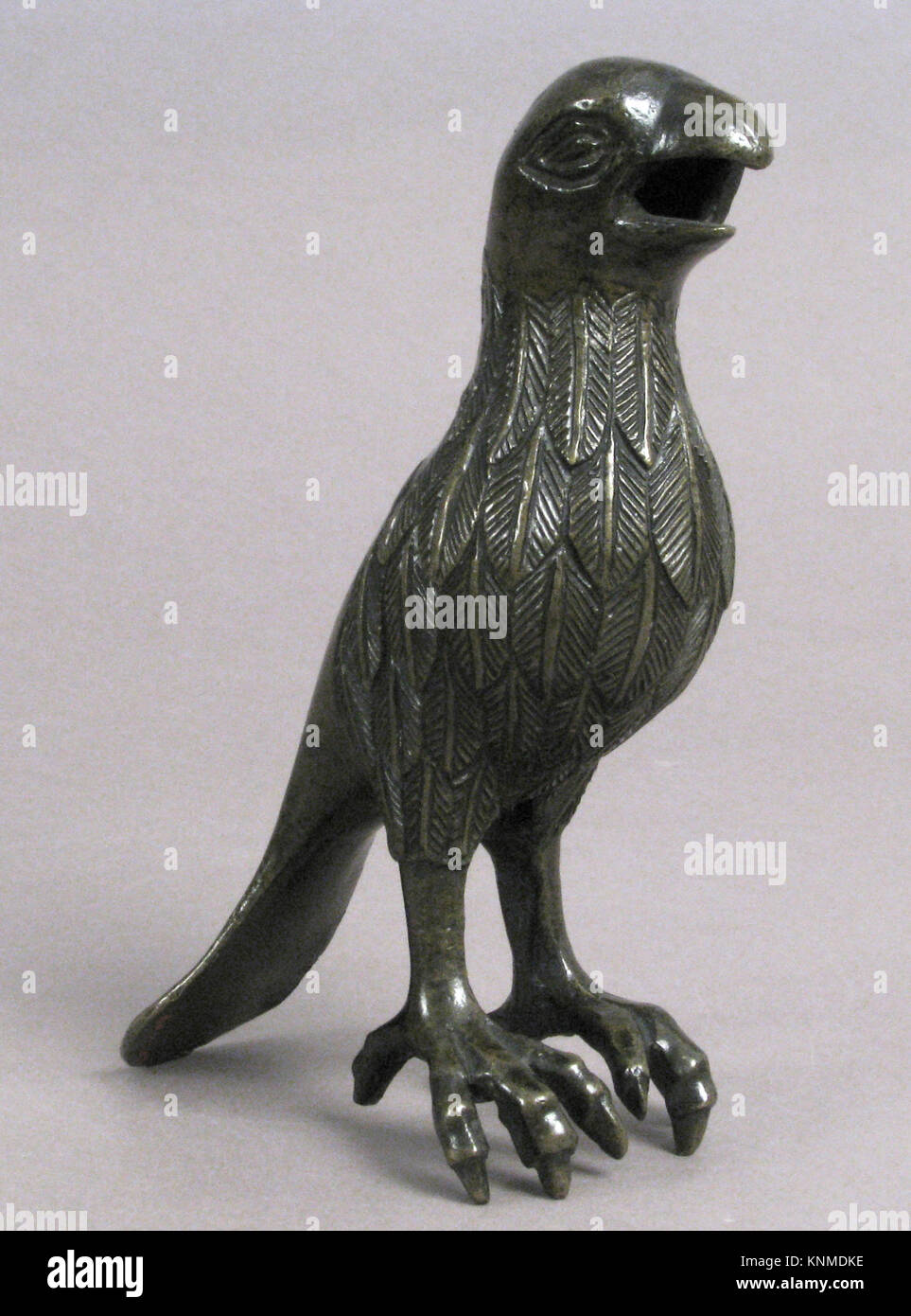 Eine südholländische Vogelfigur aus Kupferlegierung aus dem 15. Jahrhundert, die historische Metallverarbeitung und dekorative Techniken veranschaulicht. Stockfoto