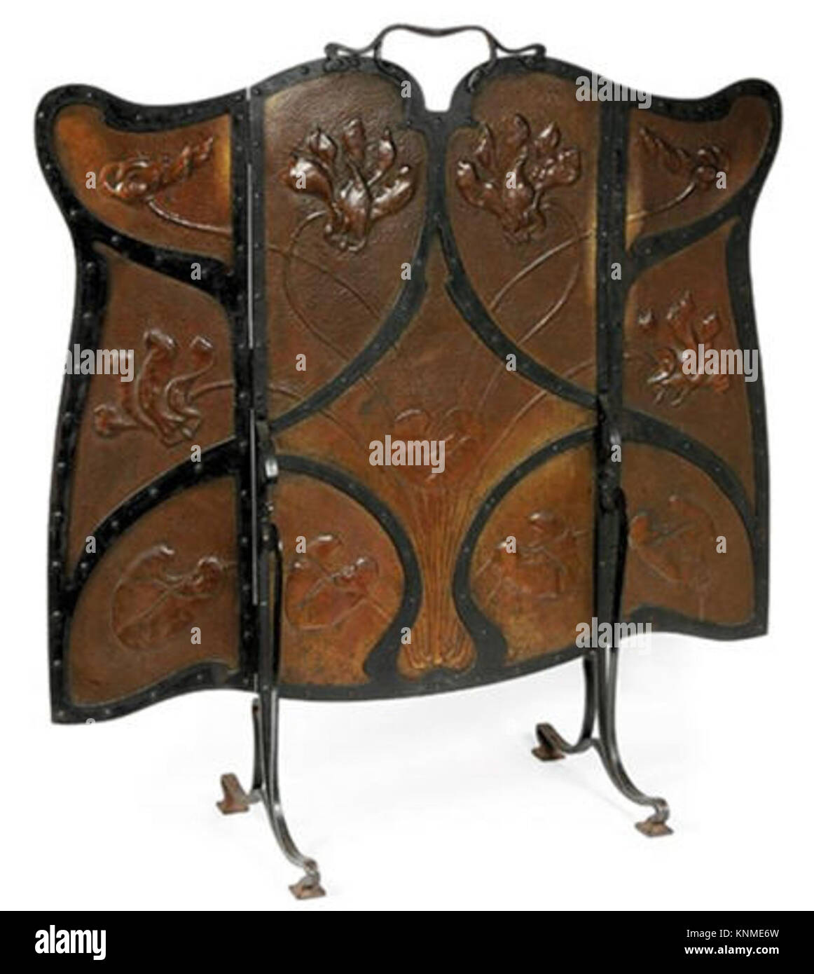 Diese Brandschutzwand von Gustave Serrurier-Bovy, belgischer Jugendstilkünstler, um 1909 ist aus Eisen gefertigt und zeigt dekoratives und funktionales Design, das typisch für die belgische Handwerkskunst des frühen 20. Jahrhunderts ist. Stockfoto