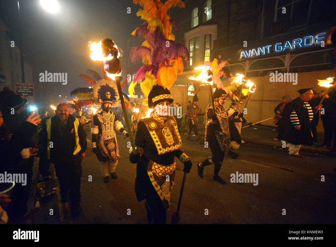 Lewes Lagerfeuer feiern, 4. November 2017. Borough Bonfire Gesellschaft gekleidet als Zulus Stockfoto