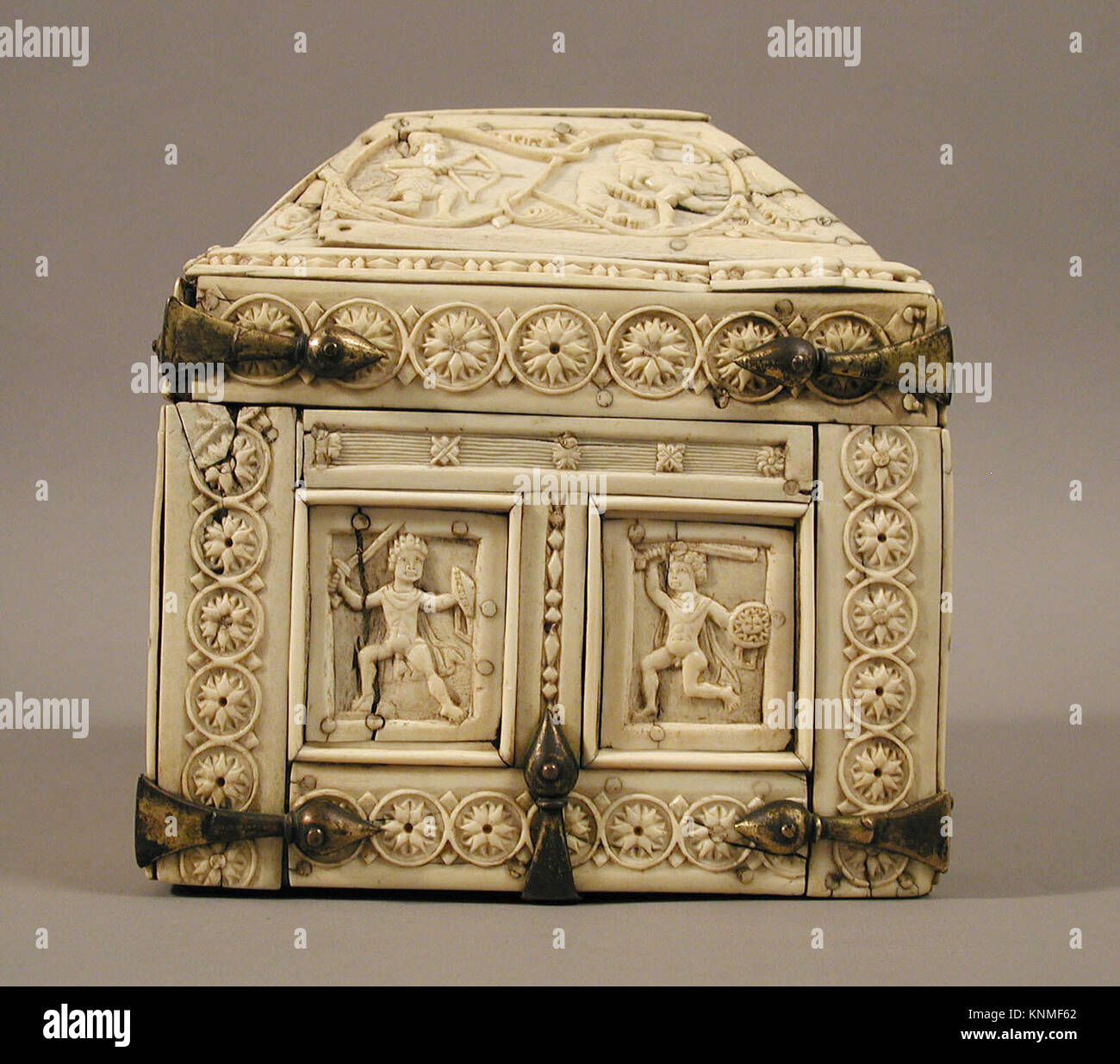 Byzantinischer Sarg aus Konstantinopel aus dem 11. Jahrhundert mit geschnitzten Elfenbein- und Knochendarstellungen von Kriegern und Tänzern, mit vergoldeten Kupferbeschlägen, die byzantinische Kunst und Handwerkskunst veranschaulichen. Stockfoto