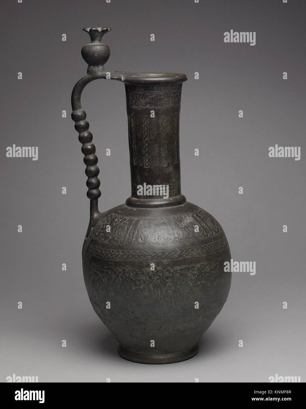 Ewer mit Inschriften und Jagdszenen, 11. Jahrhundert, dem Iran zugeschrieben, Nishapur. Ausgrabungen im Iran, Nishapur, Mittel: Bronze; gegossen, graviert Stockfoto