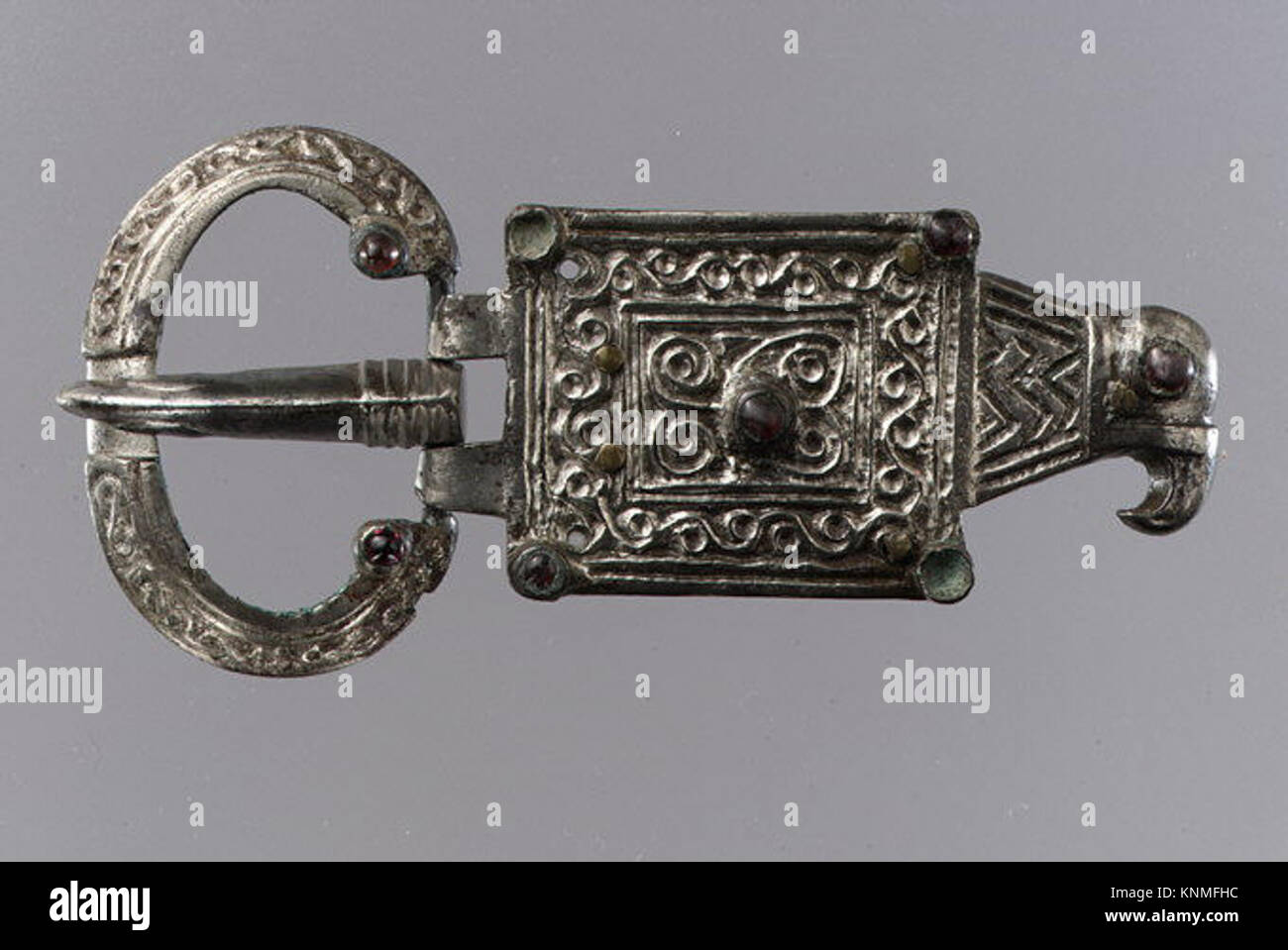 Silberne Gürtelschnalle mit Granaten aus den Jahren 500-700, ostrogotische Kultur, Krim, Ukraine, mit Adlermotiv und ornamentalem Design. Stockfoto