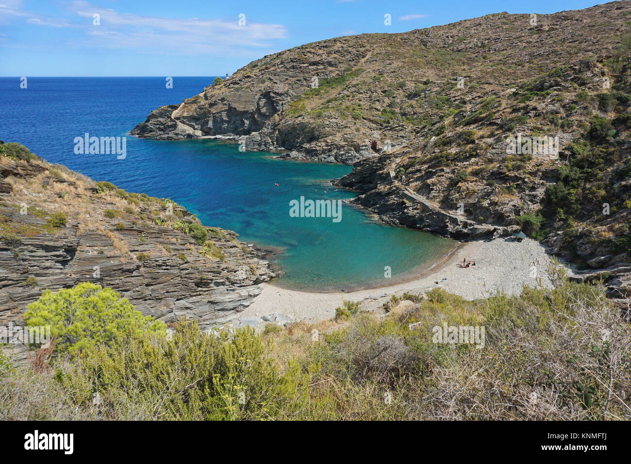 Mediterrane Bucht mit Kiesstrand, Cala Nans, Spanien, Costa Brava, Cadaques, Cap de Creus, Alt Emporda, Katalonien Stockfoto