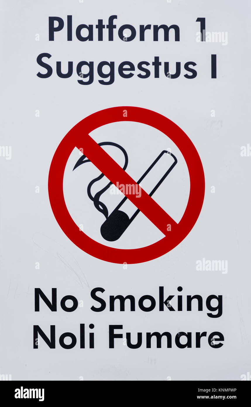 'No Smoking Sign' in Englisch und Latein, Wallsend (Anfang/Ende der Hadrian's Wall Path), Northumberland, England, Vereinigtes Königreich Stockfoto