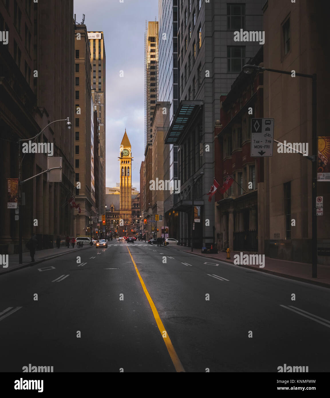 Altes Rathaus bei Sonnenuntergang von der Bay Street, Toronto, Ontario, Kanada Stockfoto