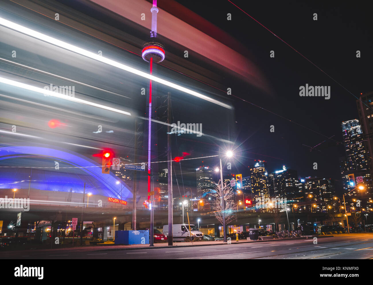 CN Tower bei Nacht mit Licht Spuren durch TTC Straßenbahn in Toronto, Ontario, Kanada erstellt Stockfoto