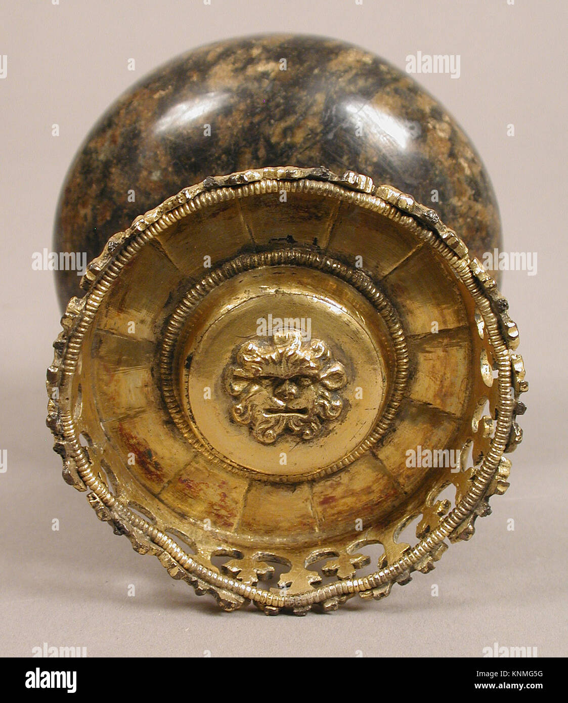 Ein deutscher bedeckter Becher aus den Jahren 1500–1550 aus kupfervergoldetem Gabbro, der die deutsche Handwerkskunst und dekorative Metallarbeiten des frühen 16. Jahrhunderts widerspiegelt. Stockfoto