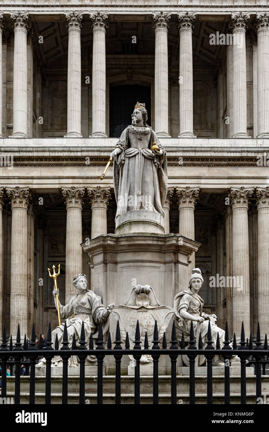 Queen Anne Statue vor St. Paul's Cathedral, London, England, Vereinigtes Königreich Stockfoto