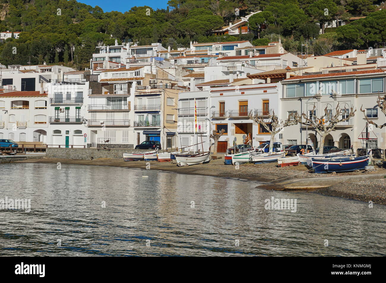 Spanien Costa Brava mediterranes Dorf El Port de la Selva mit traditionellen Fischerboote auf dem Ufer, Alt Emporda, Katalonien Stockfoto