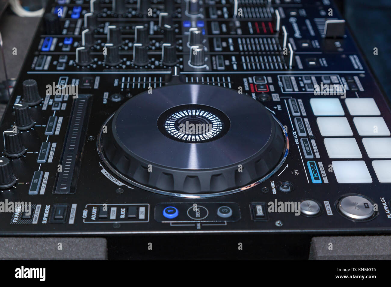 DJ Console cd mp4 DJ Mischpult Musik Party im Nachtclub. DJ Console für Experimente mit Musik Stockfoto