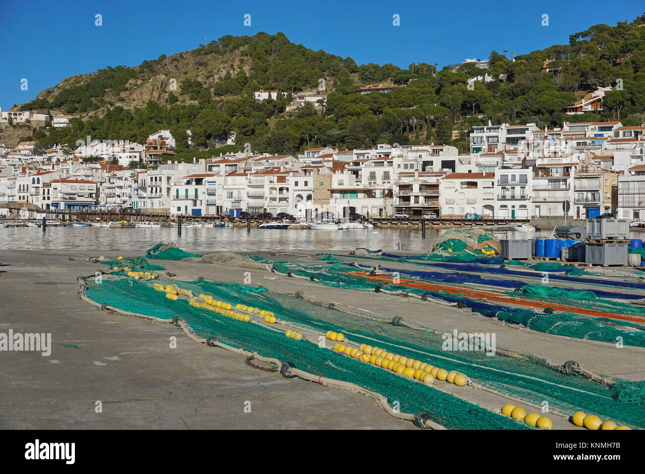 Spanien Costa Brava mediterranes Dorf El Port de la Selva mit fischernetze am Boden, Alt Emporda, Katalonien Stockfoto