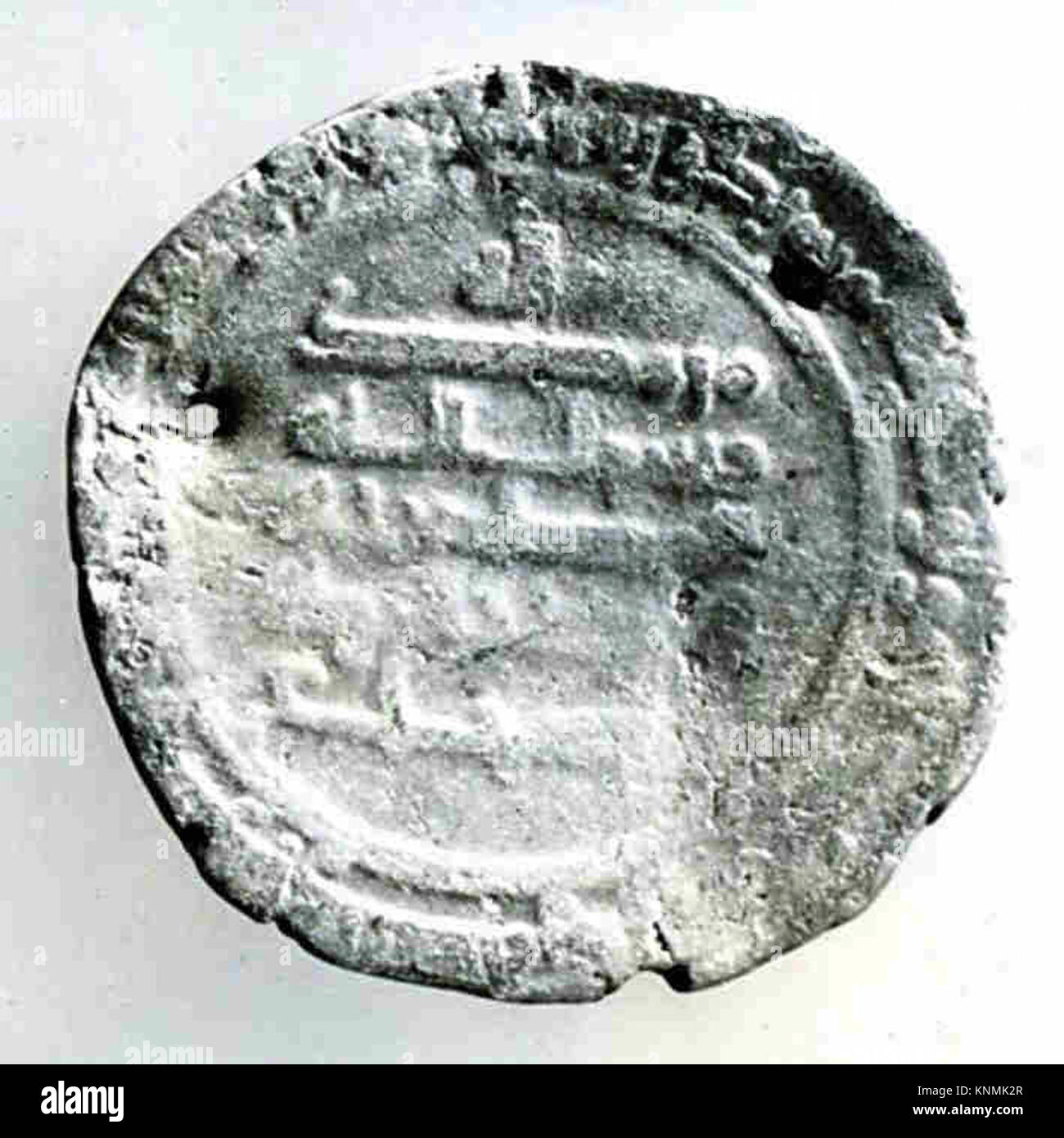 Diese Silbermünze, katalogisiert als MET 39.40.127.112b, zeigt ein Porträt von Julius Cäsar auf der Vorderseite und Venus mit Sieg und ein Zepter auf der Rückseite. Er wurde 44 v. Chr. in Rom geprägt und ist ein Silberdenar, der zu Lebzeiten Cäsars ausgegeben wurde. Das Münzdesign spiegelt die politische Propaganda der damaligen Zeit wider und betont Caesars Autorität und göttliche Gunst. Stockfoto