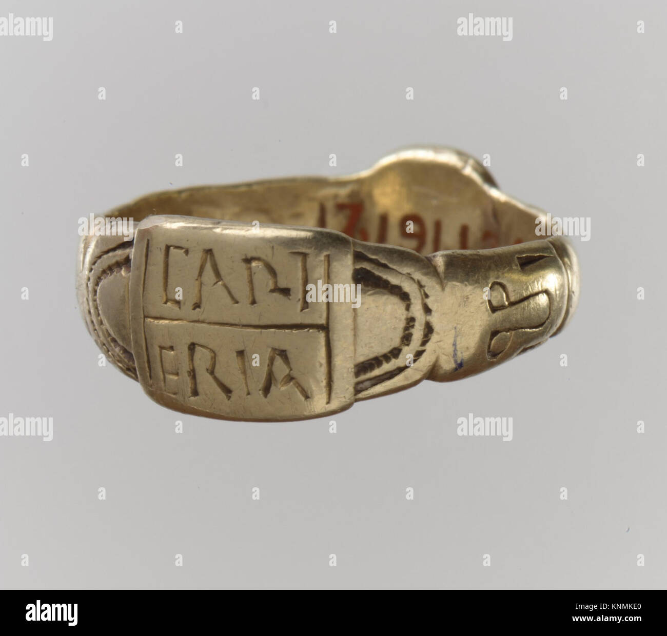Gold Finger Ring mit Inschrift MET dp 30318 464792 Fränkischen, Gold Finger  Ring mit Inschrift, Ende 6.? 7. Jahrhundert, Elektron (?)/gold, Gesamt: 3/8  x 13/16 in. (0,9 x 2,1 cm). Das Metropolitan