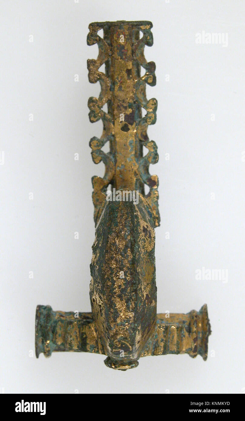 Bronze-vergoldete Armbrust-Brosche aus dem 4. Jahrhundert, 6,9 x 3,6 x 3,1 cm. Teil des Metropolitan Museum of Art, New York, Geschenk von J. Pierpont Morgan. Stockfoto