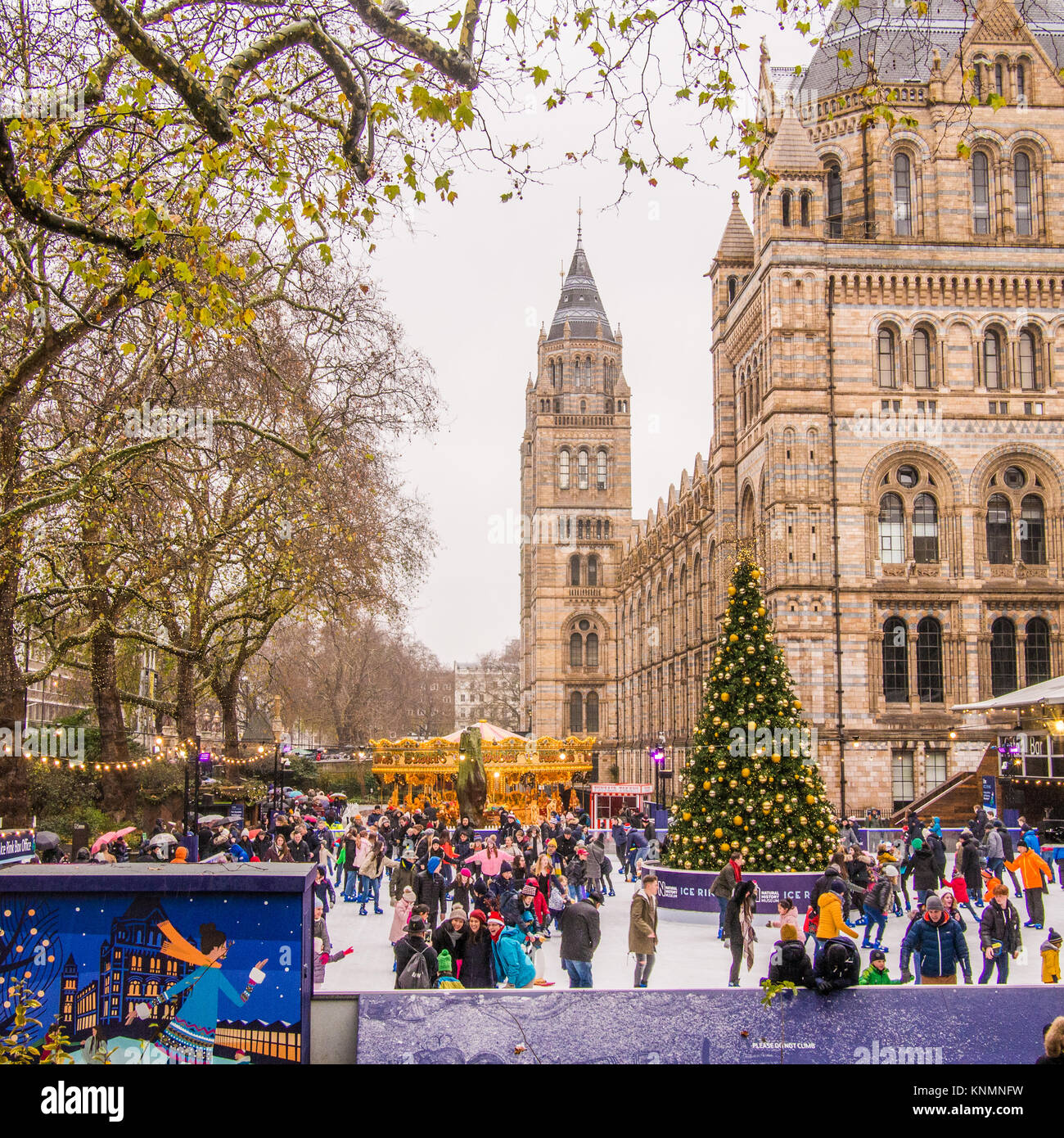 Festlicher Spaß im National History Museum Ice Rink, London. Stockfoto