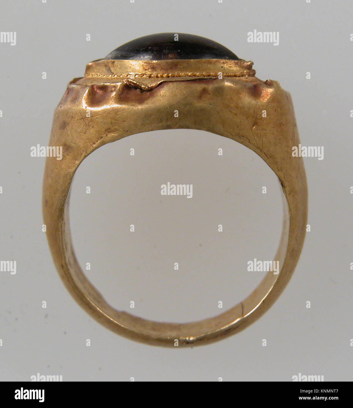 Finger Ring mit ovaler Blende MET sf 17-192-195 s Fränkischen 1 465258, Finger Ring mit ovaler Einfassung, 7. Jahrhundert, Gold, Granat Cabochon, Insgesamt: 13/16 x 11/16 x 3/8 in. (2,1 x 1,7 x 1 cm) Lünette: 5/16 x 3/16 in. (0,8 x 0,4 cm). Das Metropolitan Museum of Art, New York. Geschenk der J. Pierpont Morgan, 1917 (17.192.195) Stockfoto
