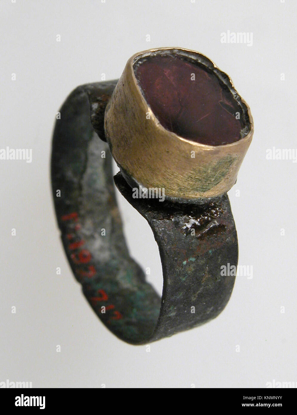 Finger Ring MET sf 17-192-212 s5 465278 Fränkischen, Fingerring, 7. Jahrhundert, Silber, Gold, Blende, Glas einfügen oder Karneol (?), Gesamt: 15/16 x 13/16 x 3/8 in. (2,4 x 2 x 1 cm) Lünette: 3/8 x 5/16 x 3/16 in. (1 x 0,8 x 0,5 cm). Das Metropolitan Museum of Art, New York. Geschenk der J. Pierpont Morgan, 1917 (17.192.212) Stockfoto