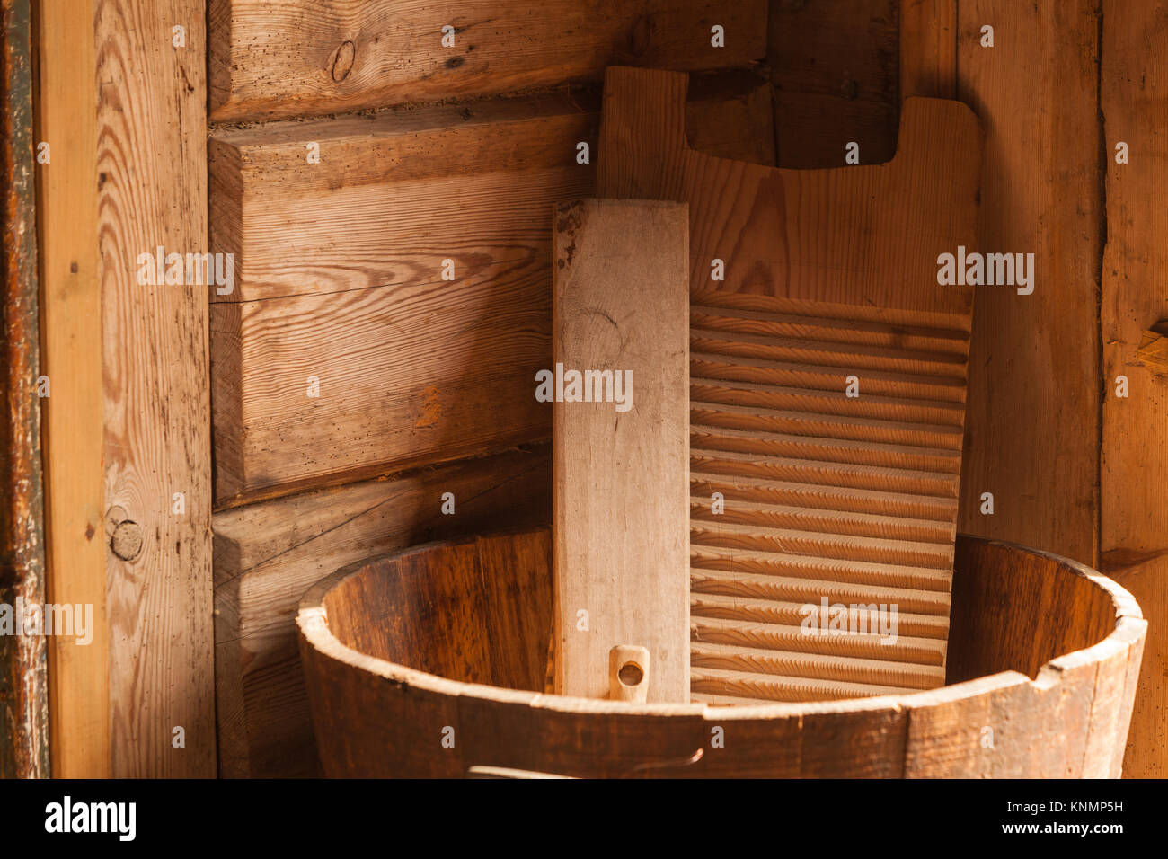 Alte Haushaltsgeräte und -maschinen. Holz- waschbrett und große Schale aus Brettern Stockfoto