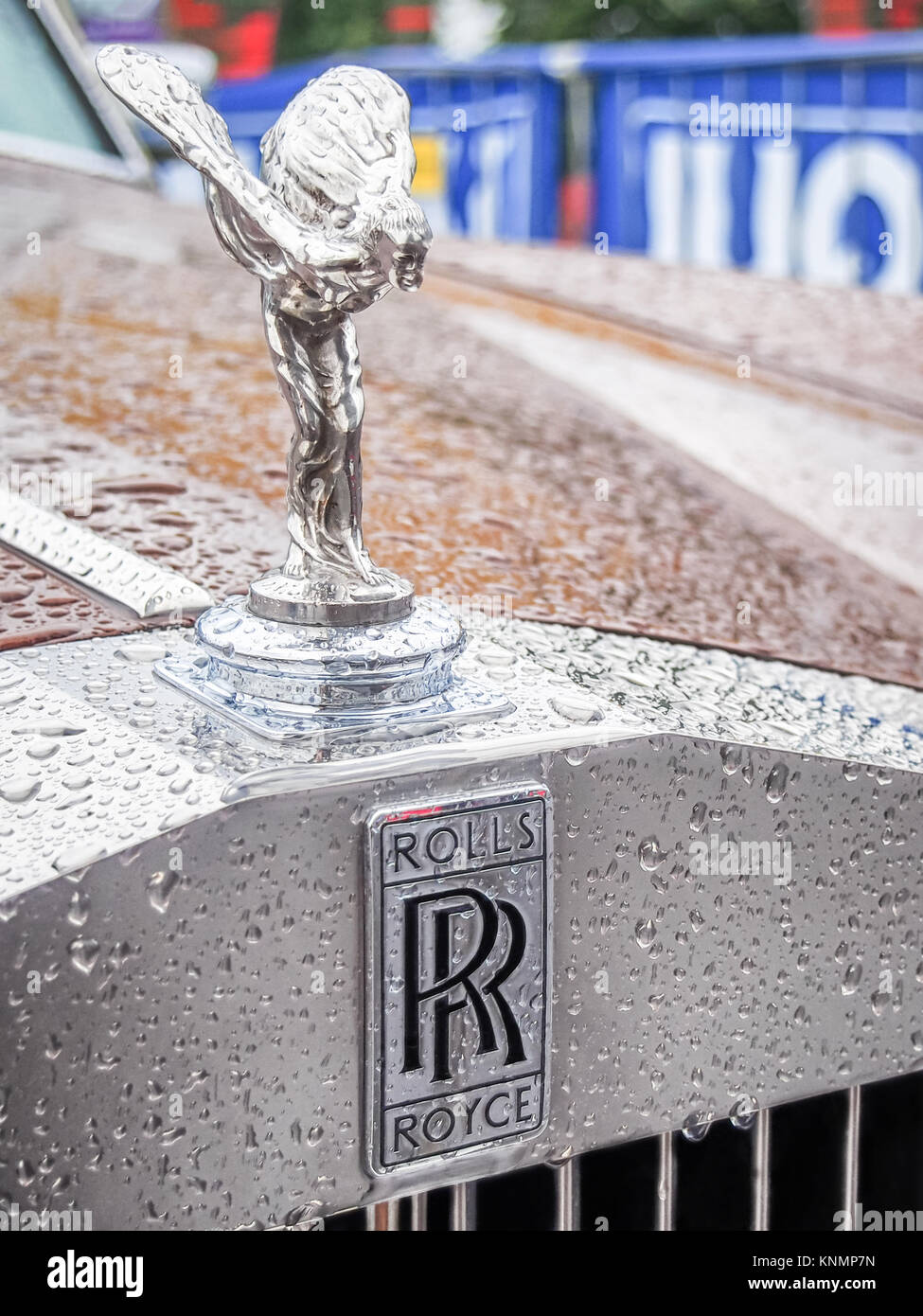 Rolls-Royce-Emblem mit dem Geist der Ekstase Motorhaube Ornament in Regentropfen. Rols-Royce ist einer der bekanntesten l Stockfoto
