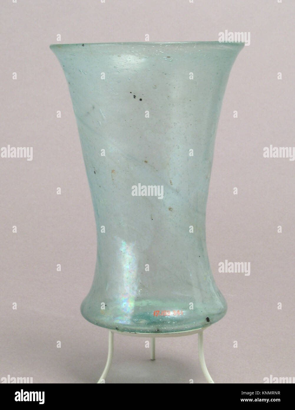 Bell Becher Met sf 17-193-341 s3 465679 Fränkischen, Bell Becher, 6 th? 7. Jahrhundert, Glas, Gesamt: 4 15/16 x 3 5/16 in. (12,5 x 8,4 cm). Das Metropolitan Museum of Art, New York. Geschenk der J. Pierpont Morgan, 1917 (17.193.341) Stockfoto