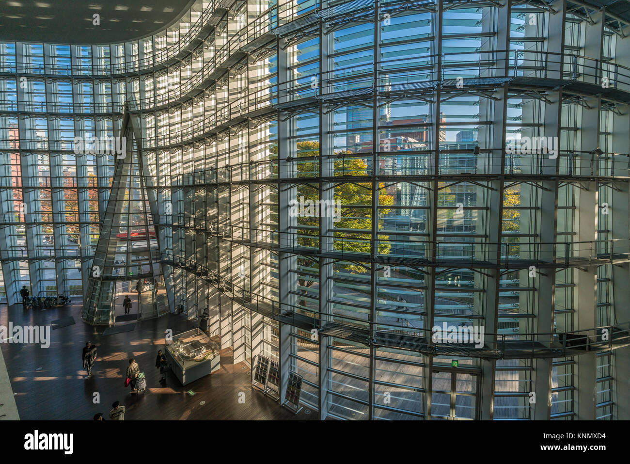 Innenansicht des National Art Center Tokyo (NIST) (Kokuritsu Shin-Bijutsukan). Von Kisho Kurokawa, in Roppongi Bezirk konzipiert Stockfoto