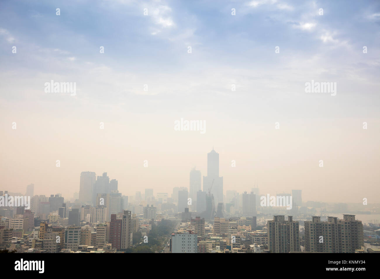 Geringe Sichtbarkeit durch Smog in Kaohsiung City verursacht. Taiwan Stockfoto