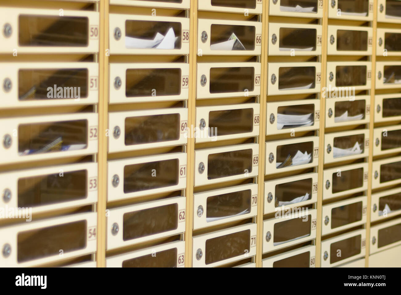 Die post Schaltkasten eines Mehrfamilienhauses, mit täglichen Mail Stockfoto