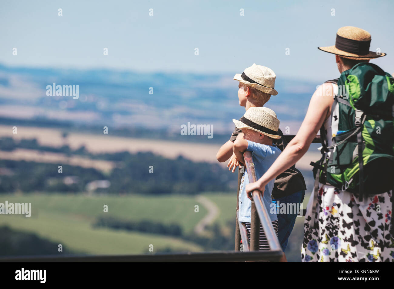 Bonn, Deutschland - 14 August 2017. Happy Family ist auf einer Reise durch die Landschaft. Konzept einer glücklichen Sport Familie. Familie mit Hüte auf Stockfoto