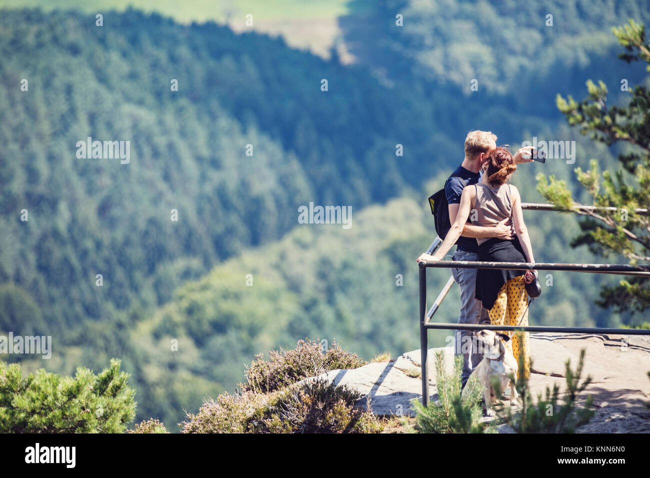 Bonn, Deutschland - 14 August 2017 ein liebevolles Paar ist eine selfie Foto auf dem Smartphone im Freien auf einer Anzeige nach oben Lilienstein. Stockfoto