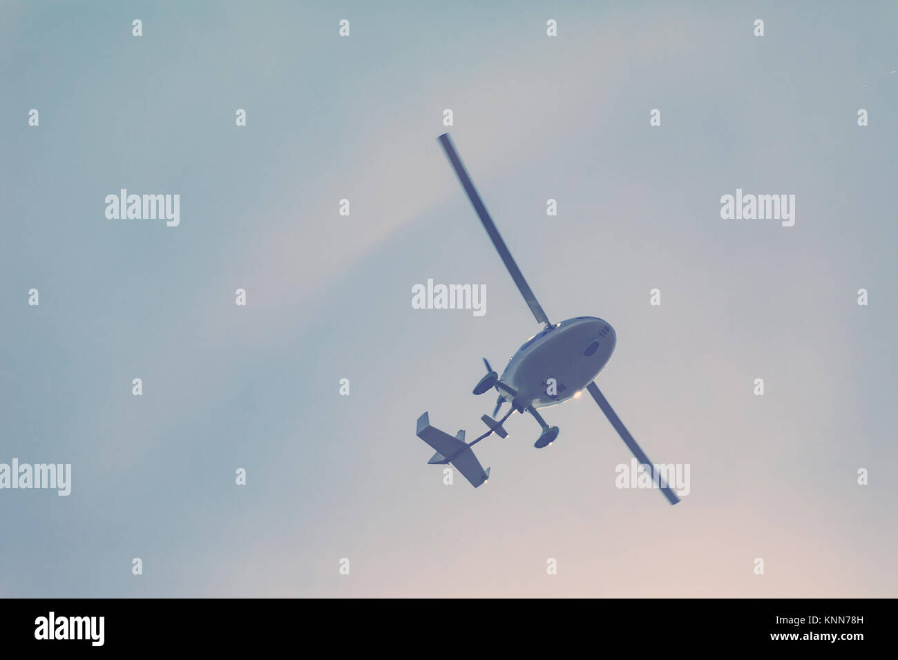 Weiß Tragschrauber in Sky, ultraleichter Tragschrauber Stockfoto