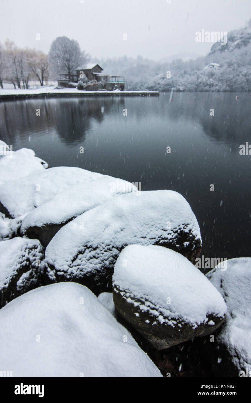 Schnee y die Lago San Michele von Ivrea, Provinz Turin, Region Piemont in Italien Stockfoto