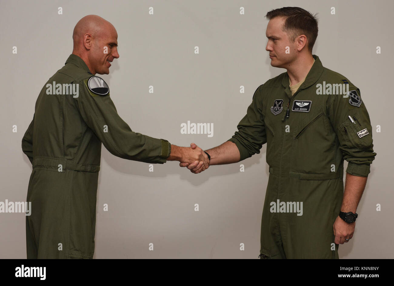 Us Air Force Oberstleutnant Erick Herr, 9 Bomb Squadron Commander, Links, schüttelt Hände mit Kapitän Alex "Auto" Benson, 9 BS Übungen und Pläne Spezialist, rechts, während die oberen Bat Preisverleihung an Dyess Air Force Base, Texas, November 6, 2017. Auto war spitze Bat des Quartals unter seinen Kollegen gestimmt. (U.S. Air Force Stockfoto