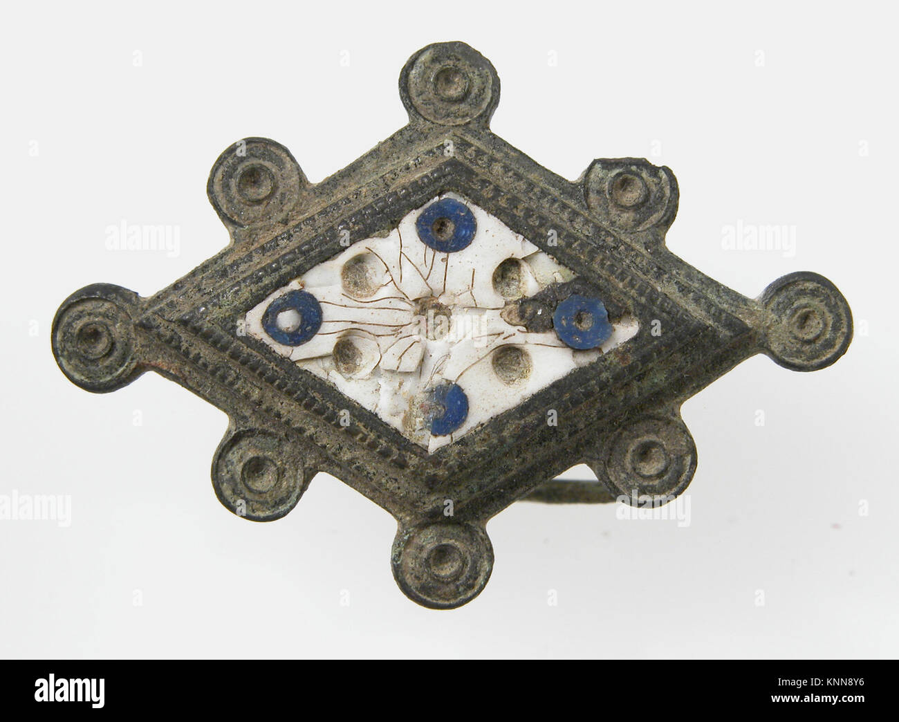 Diese römische Brosche aus den Jahren 100–300 n. Chr. besteht aus Bronze mit Champlevé-Emaillefarbe, misst 4,4 x 3 x 1,6 cm und repräsentiert die römische Metall- und Schmuckhandwerkskunst. Stockfoto