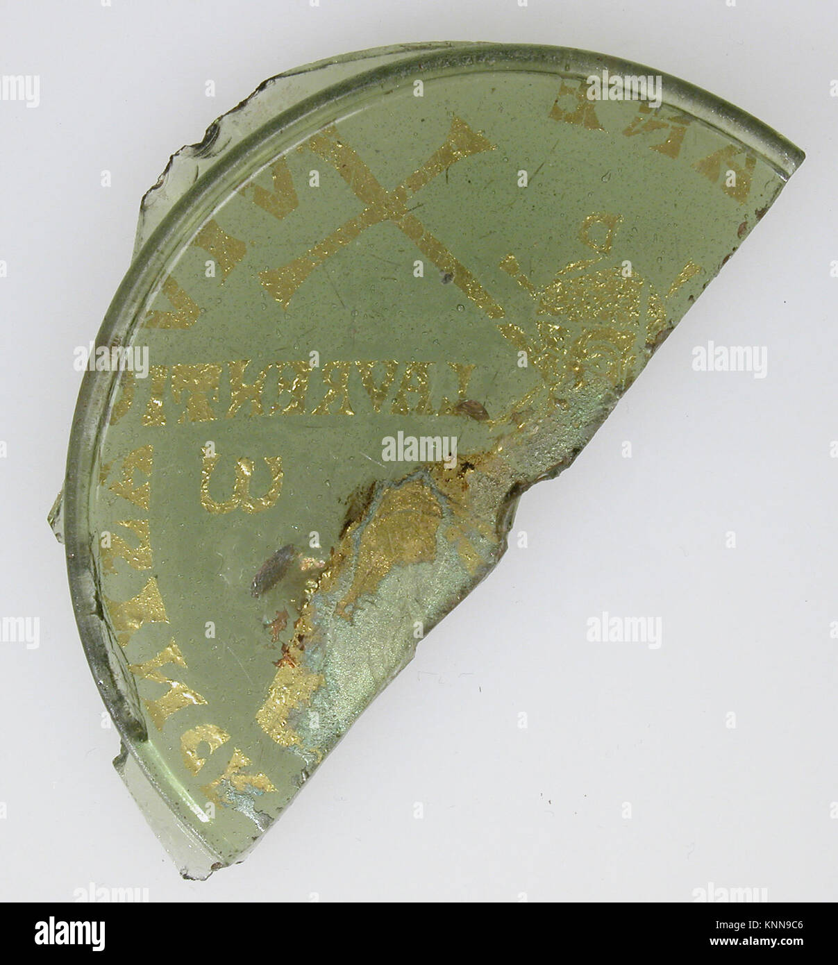 Fragmentarische Schüssel mit Saint Lawrence MET sf 18-145-3 s2 465923 Byzantinischen, fragmentarischen Schüssel mit Saint Lawrence, 5. Jahrhundert, Glas, Blattgold, Gesamt: 4 1/8 x 1 15/16 x 1/4 in. (10,4 x 5 x 0,7 cm). Das Metropolitan Museum of Art, New York. Rogers Fund 1918 (18.145.3) Stockfoto