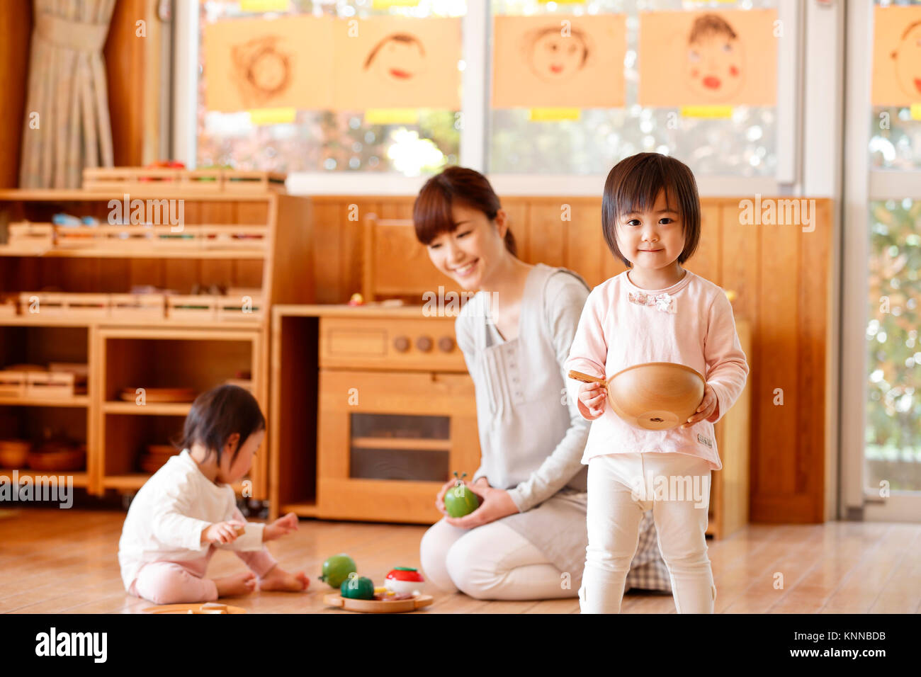 Lehrer mit den Kindern der japanischen Kindergarten Stockfoto