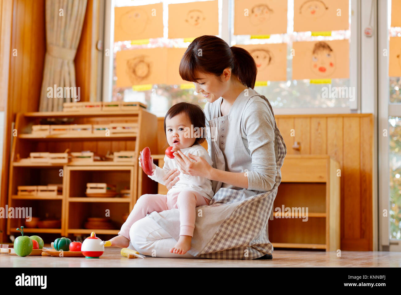 Lehrer mit Zicklein am Japanischen Kindergarten Stockfoto