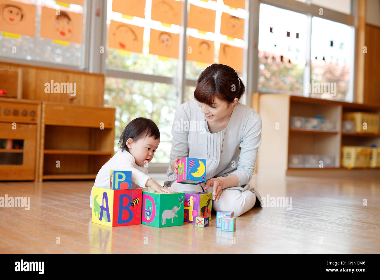 Lehrer mit Zicklein am Japanischen Kindergarten Stockfoto