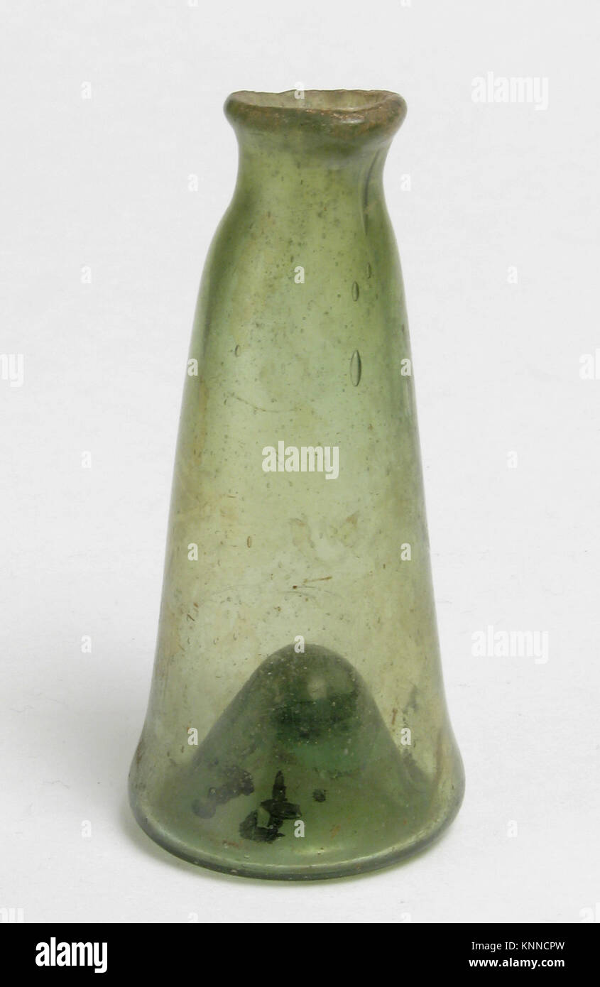 Glasflasche mit engem Hals und abgerundetem Gehäuse zur Lagerung von Flüssigkeiten, die in der MET-Sammlung aufbewahrt werden. Stockfoto