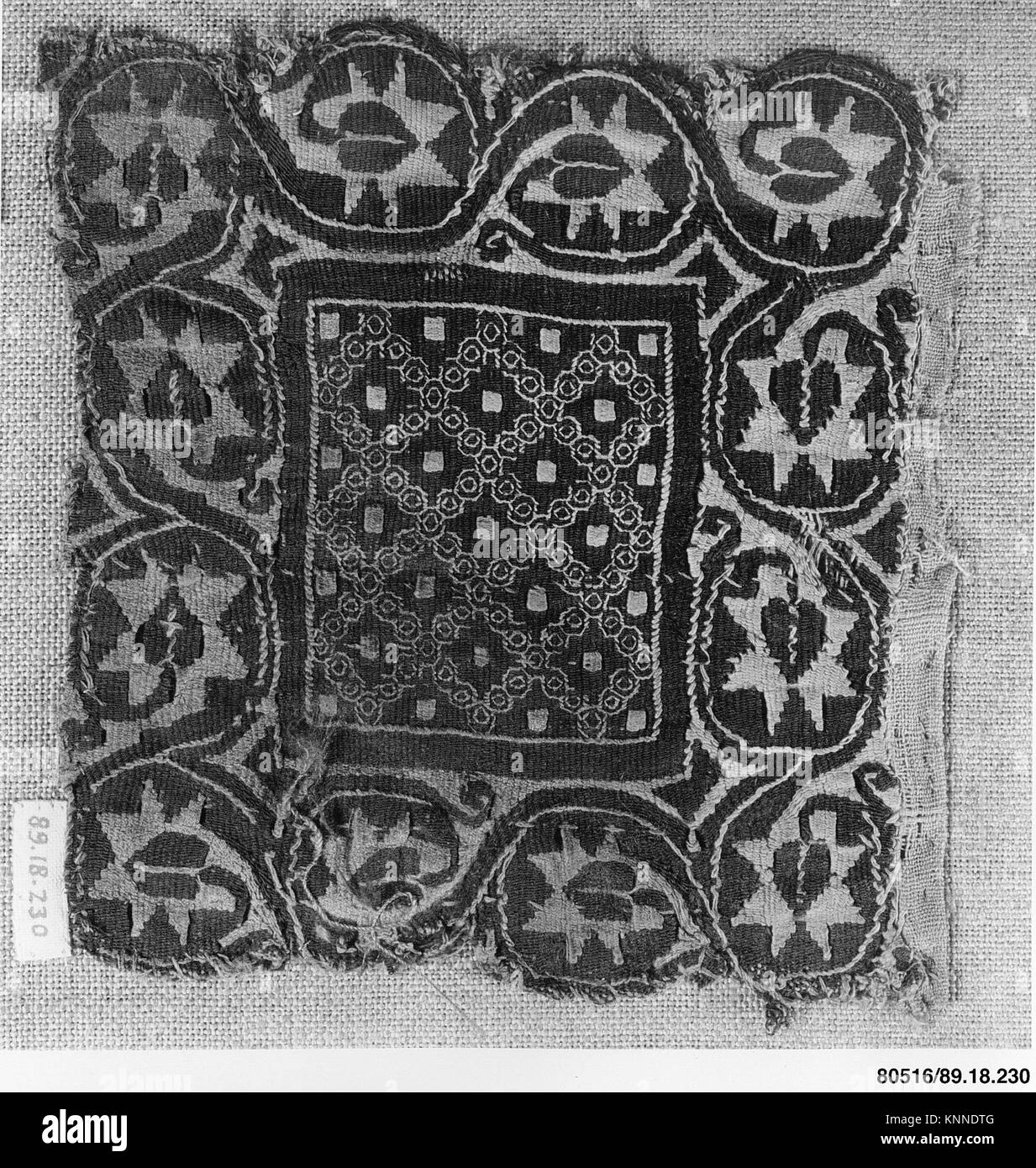 Ein Fragment, das als MET 80516 katalogisiert wurde, Teil der historischen Sammlung, mit erhaltenen Kunstwerken und illustrativem Material zur Untersuchung. Stockfoto