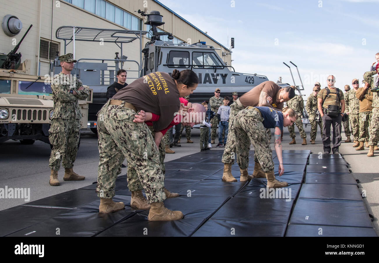 IMPERIAL BEACH, Calif., (31. 5, 2017) U.S. Navy nicht-tödlicher Waffen Ausbilder zu Küstengebieten Riverine Squadron (CRS) 3 zugeordnet zeigt mechanische ADVANTAGE -Steuerung halten (MACH) Takedown während der World Wrestling Entertainment (WWE) Sterne Besuch an der Küste Riverine Group (CRG) (1) im Rahmen der 15. jährlichen WWE Tribut an die Truppen an Bord Imperial Beach Naval Outlying Landeplatz. CRG stellt eine Kernkompetenz bezeichnet hochwertige Assets über das Grün und Blau, Wasser, Umwelt und die Bereitstellung von Portierbaren adaptive Kraft Pakete (AFP) weltweit in einem integrierten, gemeinsamen und c zu verteidigen. Stockfoto