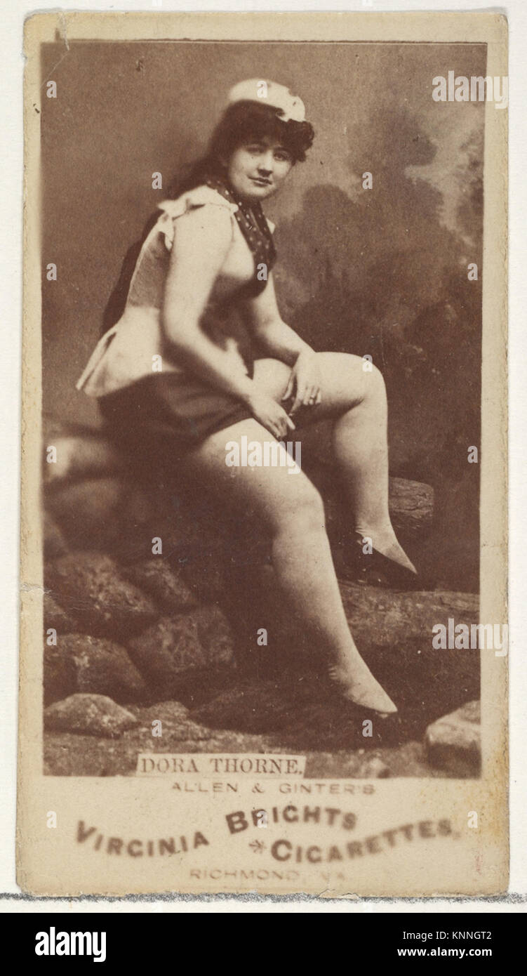 Zigarettenkarte mit der Schauspielerin Dora Thorne aus der Schauspielerserie für Virginia Brights Cigarettes. Die Karte zeigt ein Porträt von Thorne im Kostüm, Teil einer Sammlerserie. Stockfoto