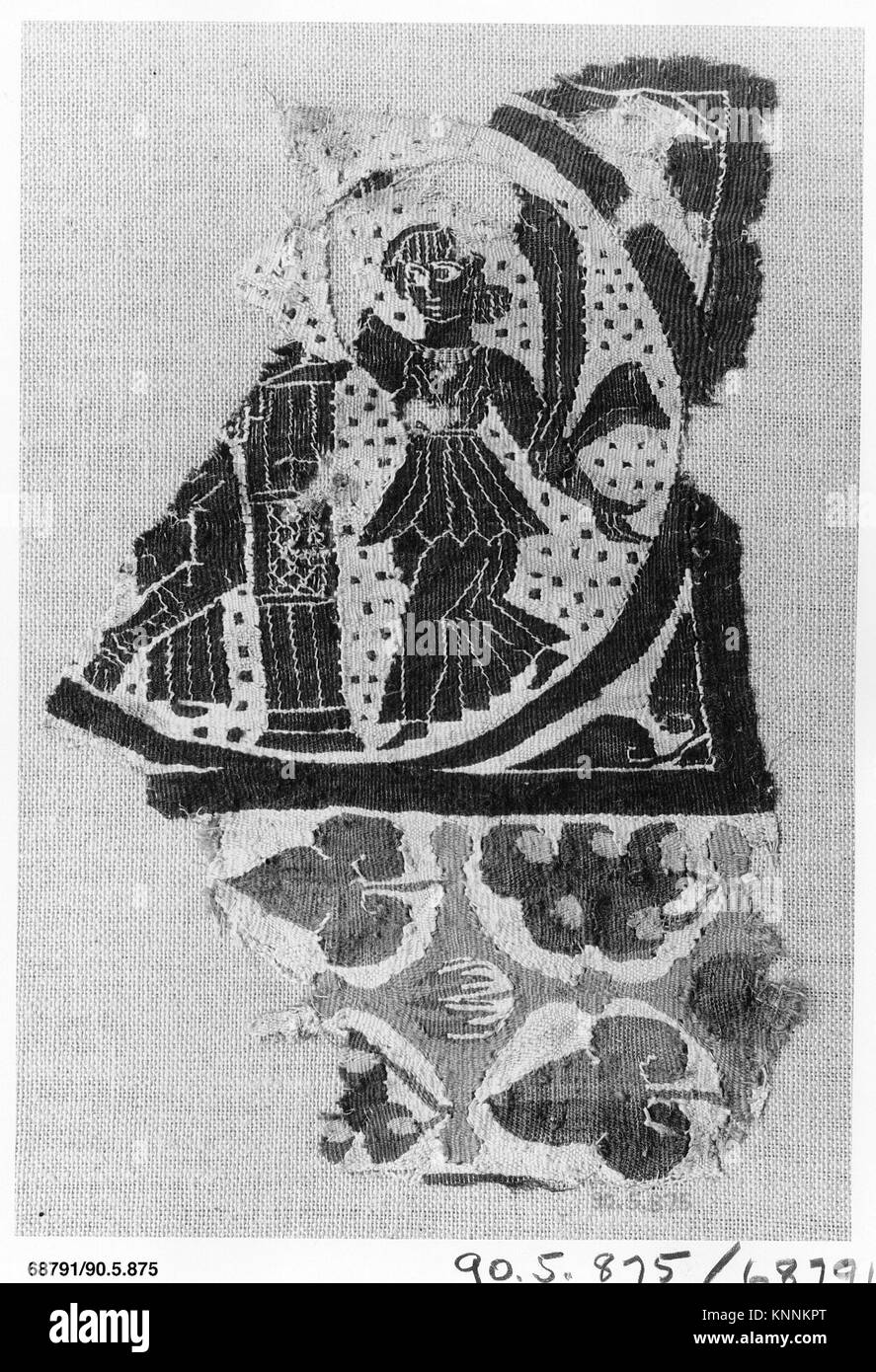 Ein Fragment, das zwei Figuren aus dem Metropolitan Museum of Art zeigt und Form, Haltung und künstlerische Darstellung im historischen Kontext veranschaulicht. Stockfoto