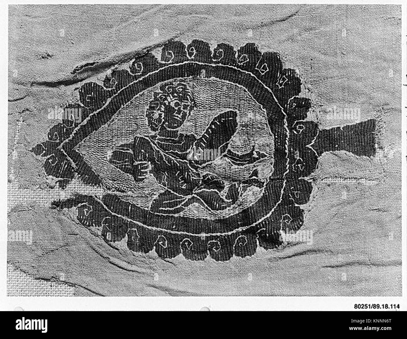 Ein Fragment, das eine bewaffnete Tänzerin aus der MET zeigt, Katalognummern sf80251 und 443319, die Figurendarstellung und historische künstlerische Gestaltung veranschaulicht. Stockfoto