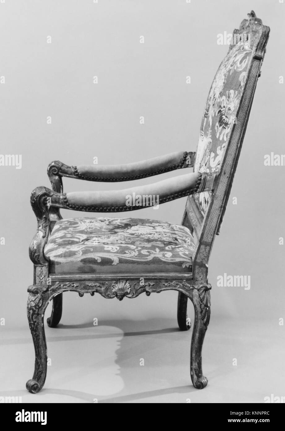 Französischer Fauteuil-Sessel aus dem ersten Viertel des 18. Jahrhunderts, aus geschnitztem und vergoldetem Buchenholz mit Wandteppichen aus Wolle Aubusson. Abmessungen 47 120,7 x 69,9 x 54,9 cm. Das Hotel befindet sich im Metropolitan Museum of Art, New York. Geschenk von J. Pierpont Morgan, 1906. Stockfoto