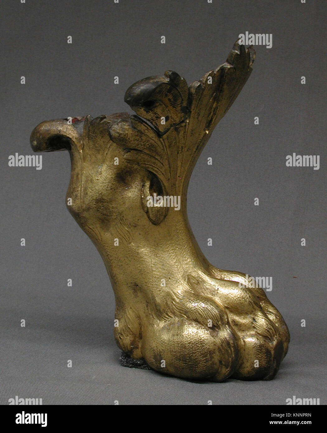 Französischer vergoldeter Bronzefuss, 17.–18. Jahrhundert, 7 1/8 x 6 1/8 x 5 1/4 cm, Teil der MET-Sammlung, geschenkt von J. Pierpont Morgan im Jahr 1906. Stockfoto