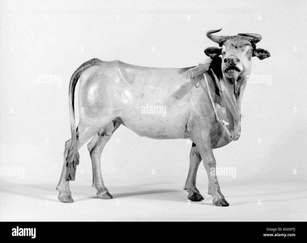 Diese polychromte italienische Terrakotta-Skulptur aus dem 18. Jahrhundert zeigt eine Kuh, die die neapolitanische Tradition der Krippenfiguren zeigt. Das Stück ist in komplizierten Details dargestellt und spiegelt die typischen pastoralen Szenen dieser Zeit wider. Die Abmessungen sind etwa 26,7 cm hoch und 31 cm lang. Stockfoto